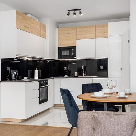 Warsaw Apartments 1 Sierpnia Street Экстерьер фото