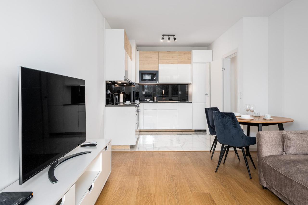 Warsaw Apartments 1 Sierpnia Street Экстерьер фото